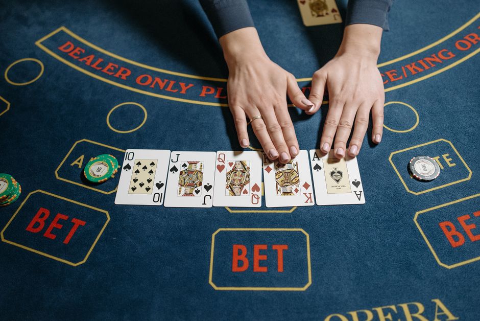 Slots, Poker, and Betting: A Real Talk Guide to iGaming