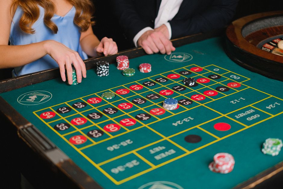The Art of the Bluff: A Poker Player's Guide to Table Presence